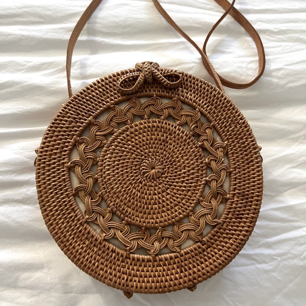 Round, weaved crossbody